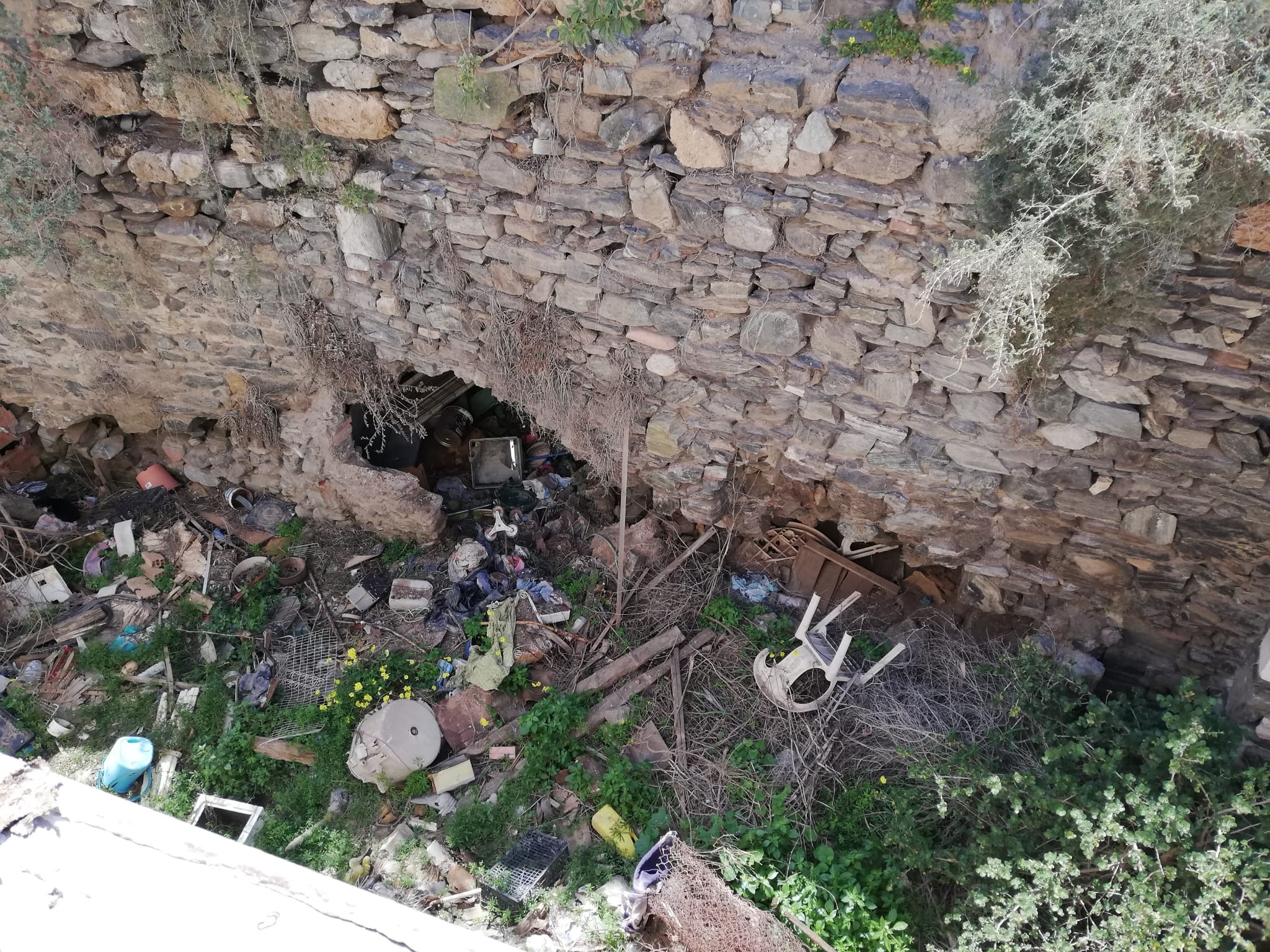 Lamentable estado de abandono en la zona de la Alfarería y la Muralla medieval